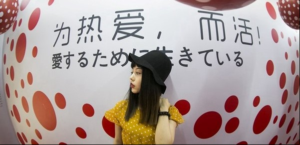 Al por mayor: en China falsifican muestras enteras de la japonesa Yayoi Kusama