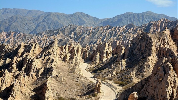 La Quebrada de las Flechas , en Salta, atravesada por la 40.