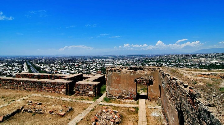 Ruinas de la fortaleza Erepuní, muy cerca del centro de Ereván, capital de Armenia.