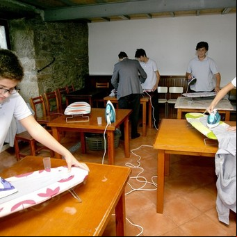 "Home Skills": una escuela enseña a los alumnos varones a cocinar, limpiar y planchar