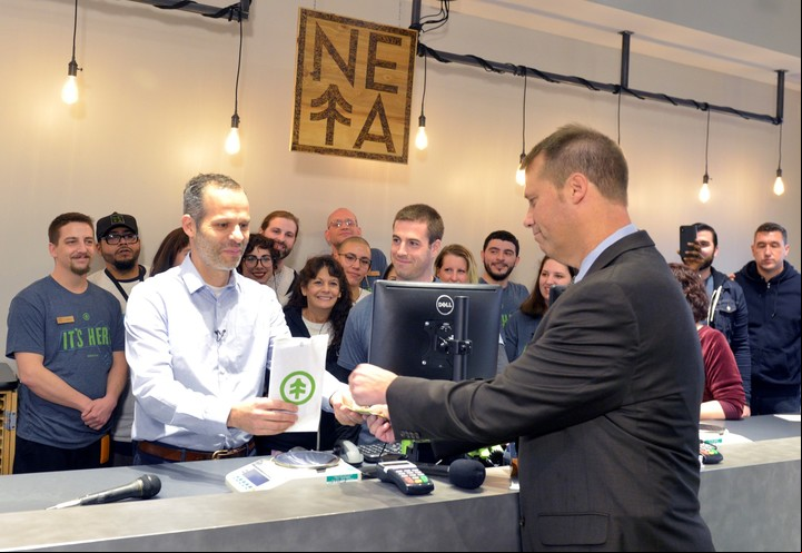David Narkewicz, alcalde de Northampton, comprando marihuana (AP).