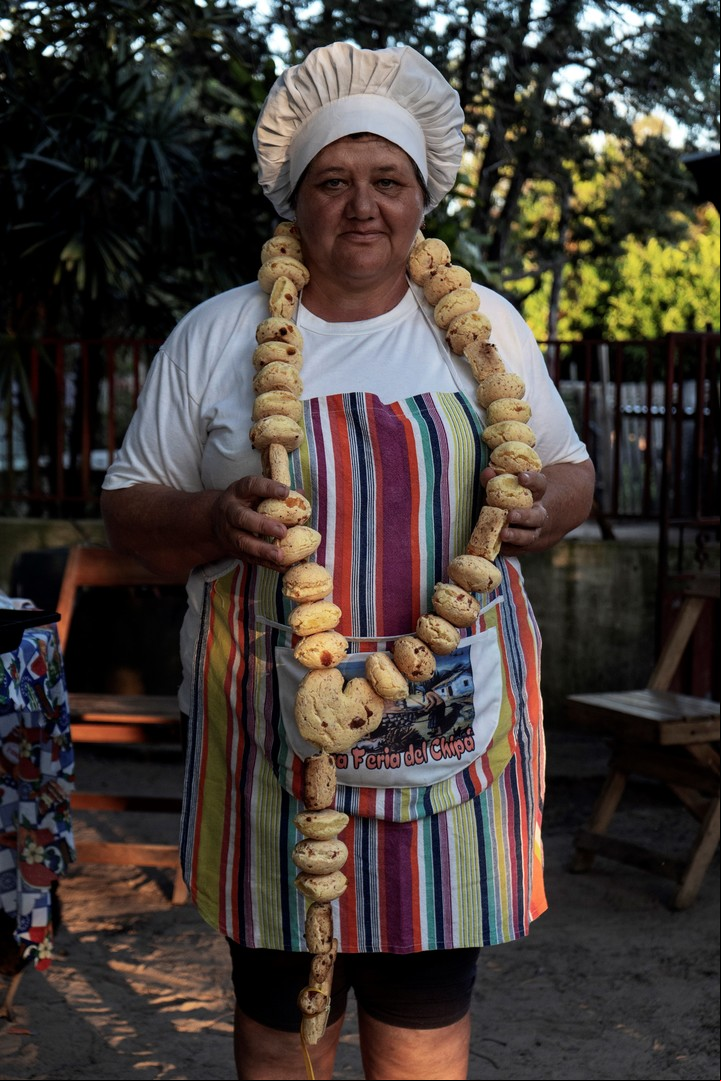 Cirila con uno de sus famosos chipa rosario. / GABRIEL PECOT