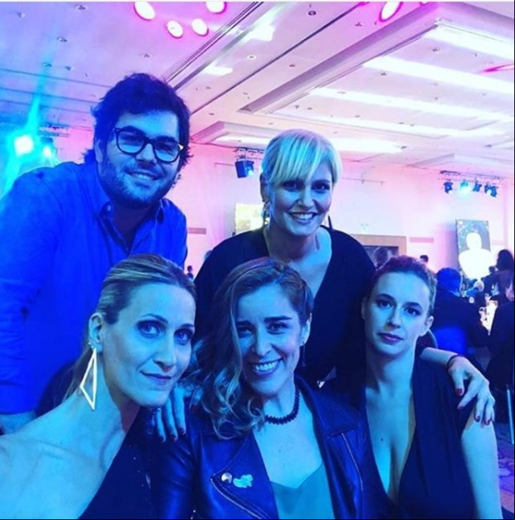 Romina Manguel feliz con sus excompañeros de trabajo en los Martín Fierro. Después se fue enojada con algunos premios.