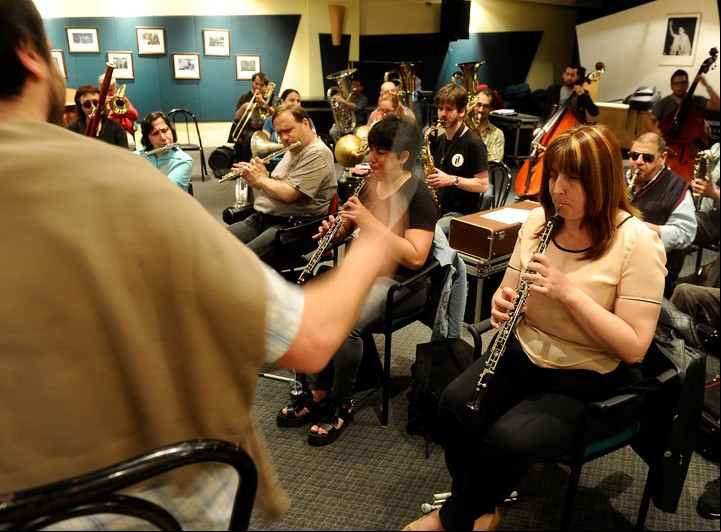 Ensayo: Cecilia Ferrare es el primer oboe de la Banda Sinfónica Nacional de Ciegos y tocará este jueves en el CCK. FOTO: JUAN MANUEL FOGLIA