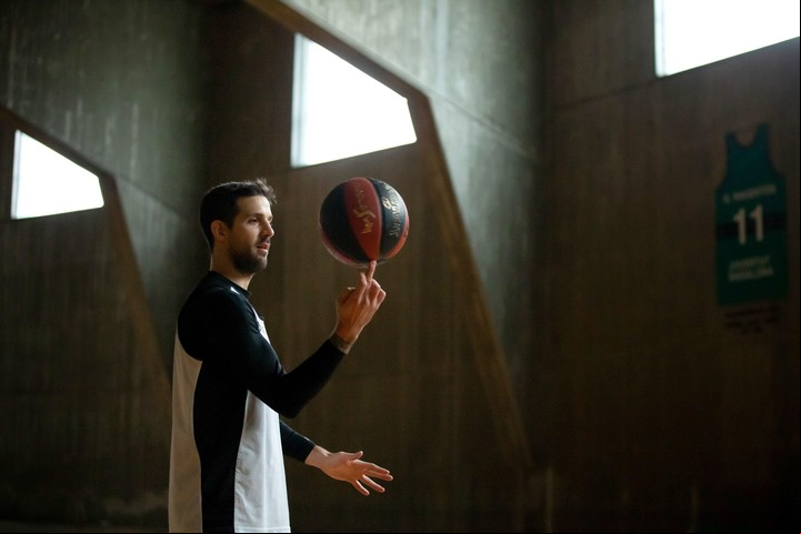 Nicolás Laprovíttola volvió a disfrutar el básquetbol.
Foto: Enric Fontcuberta / EFE