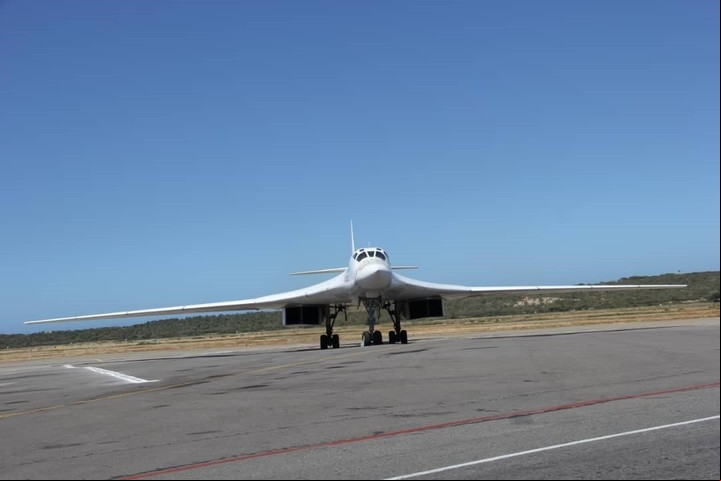 Uno de los dos bombarderos rusos Tu-160, capaces de transportar armas nucleares, que llegaron este 10 de diciembre del 2018 a Maiquetía (Venezuela). Foto EFE