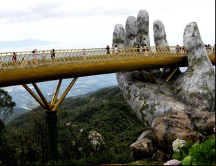 Un paseo en manos de los dioses por el impresionante puente de las montañas de Vietnam 
