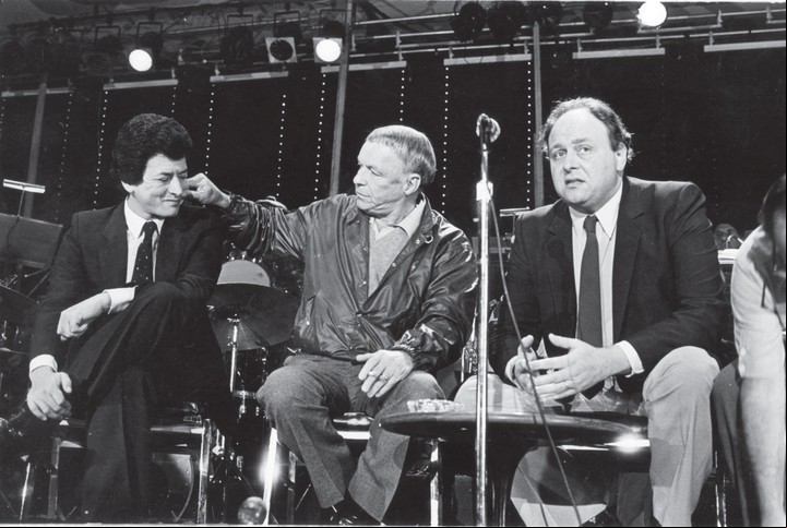 Frank Sinatra con Palito Ortega. Pese a la confianza que lograron tener, el argentino nunca se animó a proponerle que grabara su tema "Sabor a nada". Foto Archivo Clarín