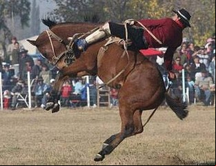Gauchos y platos típicos a pasos del Palacio San José