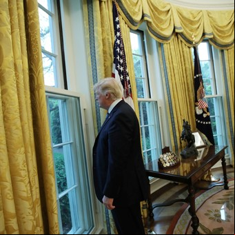 Doblete de Donald Trump: se queja de que está "solo en la Casa Blanca" y le dijo a una nena que Papá Noel no existe
