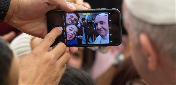 Francisco cambió las estampitas por el video del papa: qué opinaba de la inteligencia artificial y cuál fue su último mensaje en las redes sociales 
