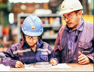 Costo laboral: pese a que subió en dólares, es el más bajo en 15 años