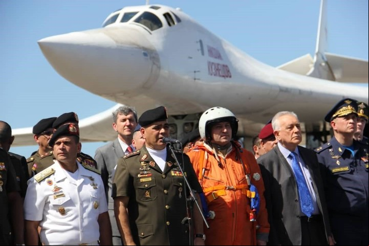 El ministro de Defensa venezolano, Vladimir Padrino López (c-i), quien recibe una delegación militar rusa este 10 de diciembre del 2018 en Maiquetía (Venezuela). Foto EFE
