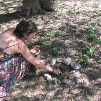 Chamanismo, narración oral y rituales: el día a día de una "mujer medicina" que vive en las sierras cordobesas
