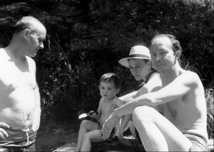 Jean-Luc Nancy (izq.) y Hélène Nancy con Giorgio Agamben en Italia, del libro “Autorretrato en el estudio” (G. Agamben). Gentileza: editorial Adriana Hidalgo.