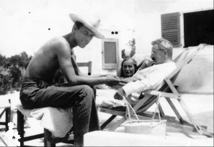 Walter Benjamin en Ibiza, 1933, acompañado por Jean Selz y su muker Guyet.
Del libro "Autorretrato en el estudio" (de G. Agamben). Gentileza: editorial Adriana Hidalgo