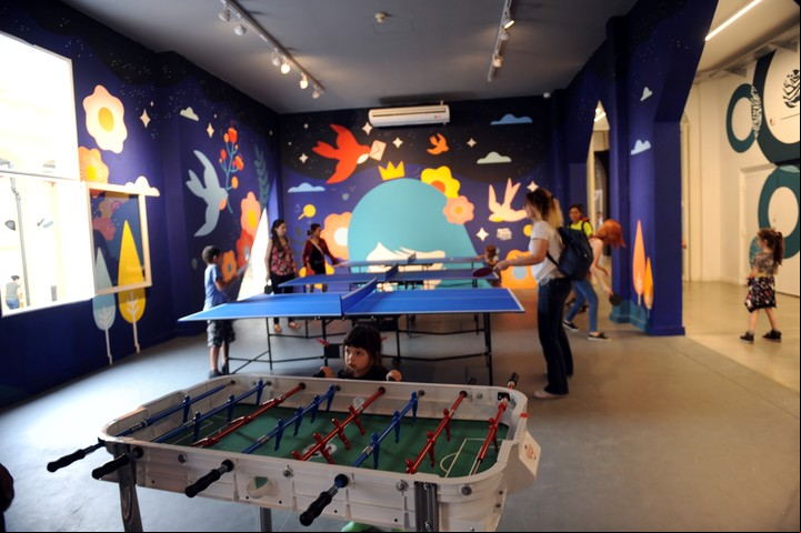 Salas. Incluyen mobiliario y juegos para que el público interactúe con el lugar.