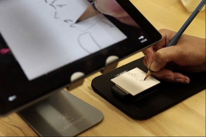 El Cupixel Art Box, un dispositivo inteligente para aspirantes a artistas que utiliza la realidad aumentada para escanear una foto desde el iPad de una persona y superponer la imagen en un lienzo.