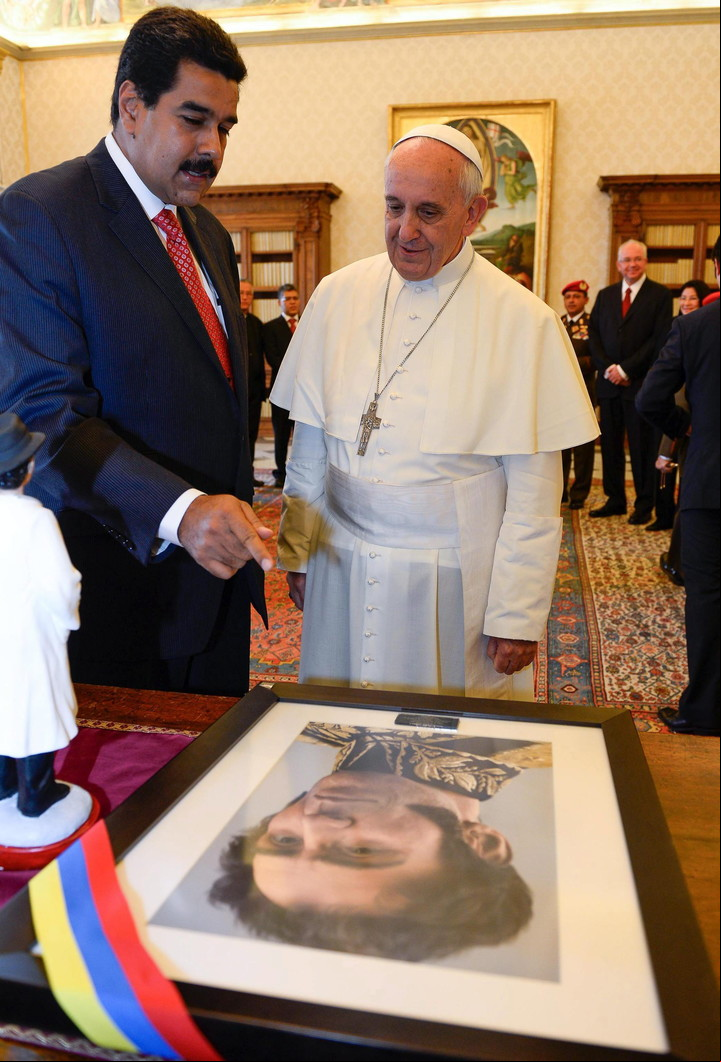 El papa Francisco y Maduro, intercambian regalos durante una audiencia privada celebrada en la Sala del Tronetto en el Vaticano, el 17 de junio de 2013.
Foto: EFE/POOL Ciudad del Vaticano