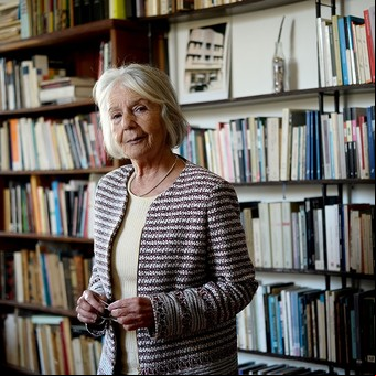 El día que Beatriz Sarlo recibió la muñeca de la Fundación Eva Perón