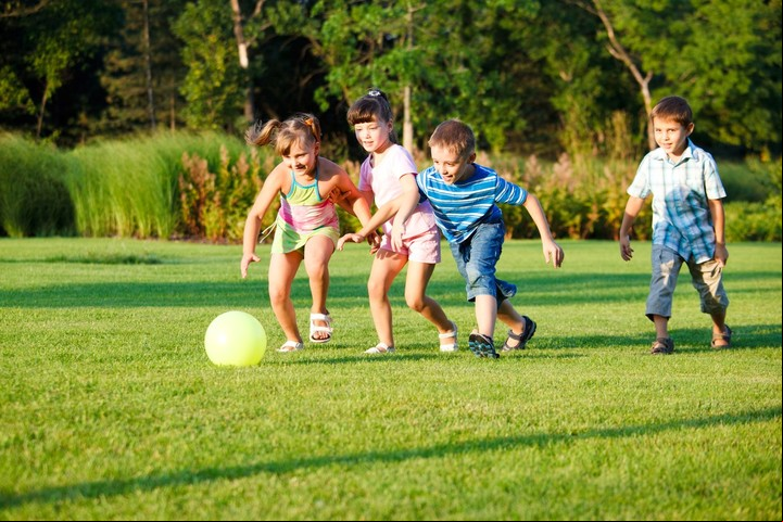 Estar en o con la naturaleza desde la infancia trae beneficios. Foto Shutterstock.