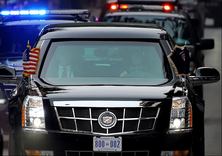 Trump abandonando el hotel donde se hicieron las negociaciones con. (AP)