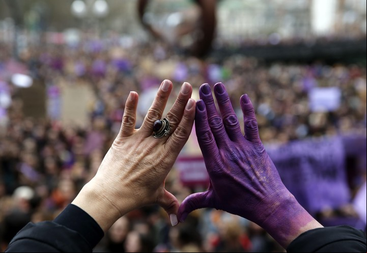 Una mujer hace el gesto del feminismo en Bilbao durante una manifestación. Foto: EFE archivo