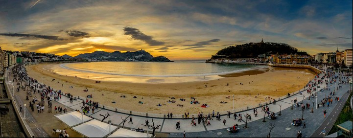 La Playa de la Concha en San Sebastián, es una de las más famosas de España.