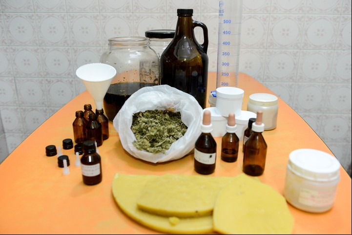 Producción casera de aceite y ungüento de cannabis. // Emmanuel Fernández