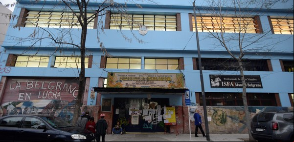 Su hija tomó la escuela hace un año y ahora les exigen pagar 1,4 millón de pesos