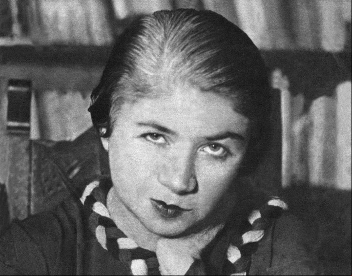 Alfonsina Storni imaginaba la ocupación que tenían las mujeres de acuerdo a las revistas que leían en el transporte público. / Archivo Clarín