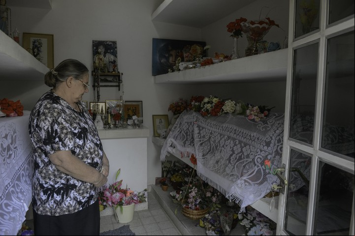 Ada Rizzardo, frente al féretro de su hija, María Soledad Morales. Foto: Mario Quinteros.