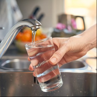 Peligro en las canillas: el error muy común que contamina el agua del hogar y cómo evitarlo