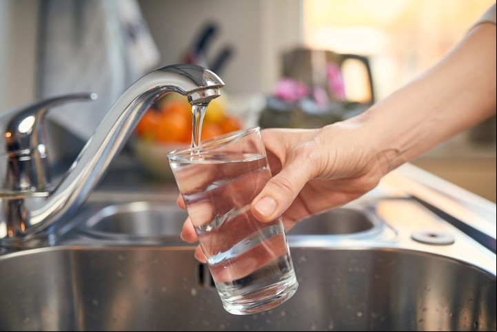 El agua es vital para el buen funcionamiento del organismo.