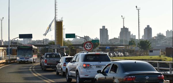 Misiones: YPF empezó a cobrar más cara la nafta a los autos con patente extranjera