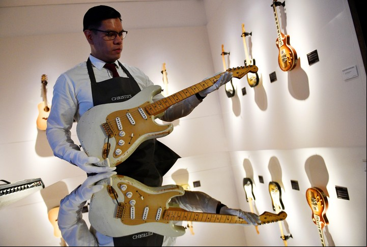 Un trabajador de la galería Christie´s coloca una guitarra modelo Fender Stratocaster de 1954 (EFE).
