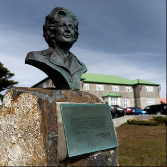 Malvinas hoy: entre kelpers millonarios y argentinos que viajan para "hacer patria en silencio"