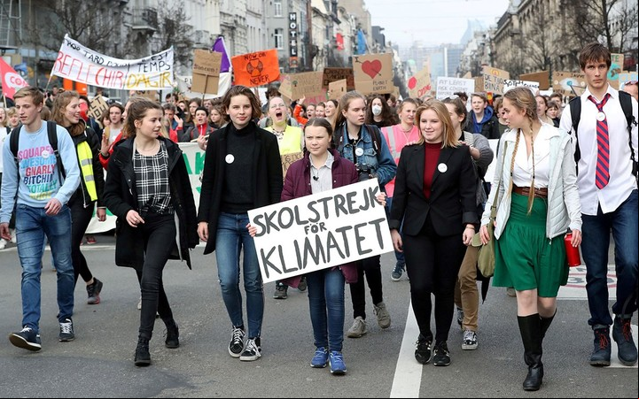 Una manifestación de estudiantes en febrero, ante la sede de la Unión Europea. Reclamaban que esta comunidad de países multiplique sus metas para combatir el cambio climático. /AFP