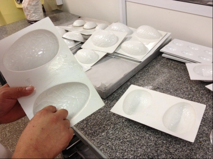 Todos los moldes deben limpiarse antes de   comenzar con la producción de huevos.