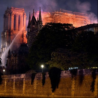 El relato de una periodista de Clarín del incendio en la Catedral de Notre Dame: "Sonó una alarma en plena misa y nos evacuaron a todos"