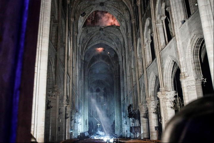 Vista del interior de la catedral de Notre Dame mientras las llamas consumen el tejado del tempo, a ultimas horas del lunes 15, en París (Francia). EFE/ Yoan Valat