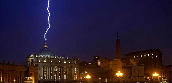 Un rayo sobre la Basílica de San Pedro y una gaviota en la chimenea: las "señales divinas" del último cónclave 