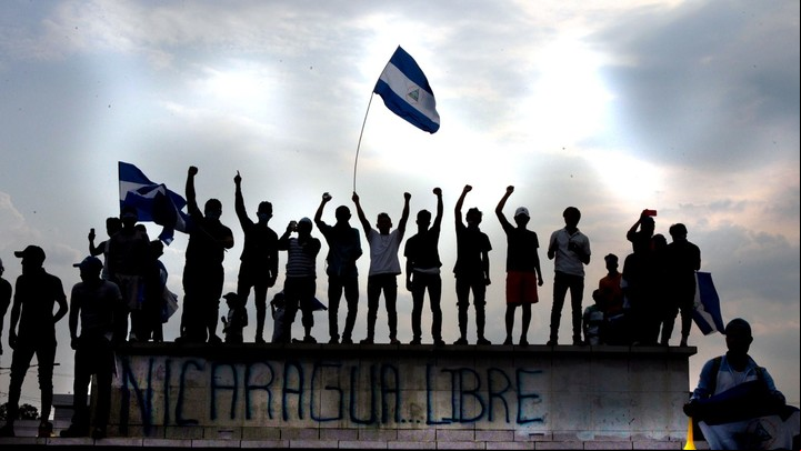 Manifestantes sostienen una bandera nicaragüense durante una marcha de protesta contra el gobierno del presidente nicaragüense Daniel Ortega en Managua, el 9 de mayo de 2018. REUTERS/Oswaldo Rivas