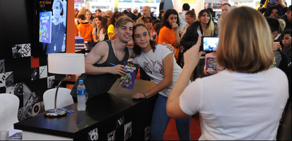 Arrancó la Feria del Libro: el youtuber Robleis traspasa las redes y causa furor