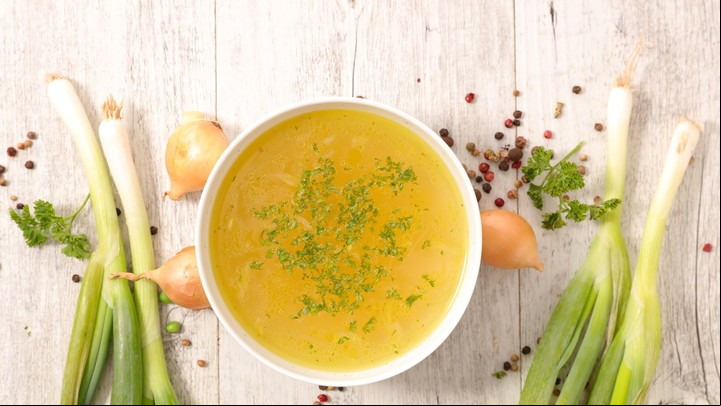 Los caldo de verduras ayudan a desintoxicar el hígado.