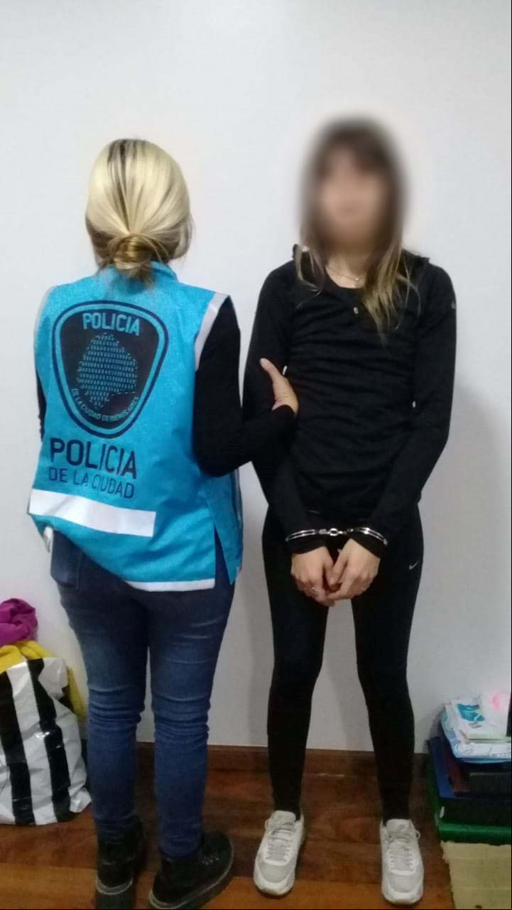 Una mujer detenida por la Policía de la Ciudad. CABA es uno de los 11 distritos que desfederalizó las causas de narcomenudeo.