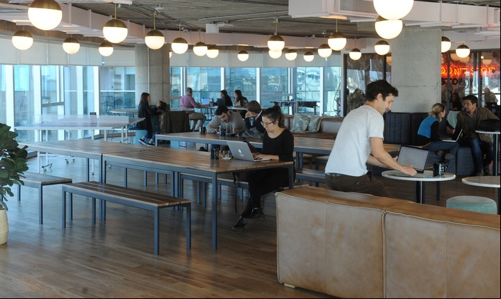 Coworking: empleados de distintas empresas que trabajan en espacios comunes. Foto Guillermo Rodriguez Adami