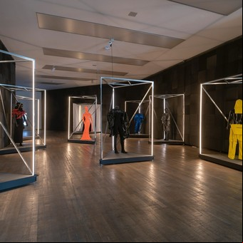 Sustentable, genderless y slow fashion: manifiesto artístico contra las tendencias de moda