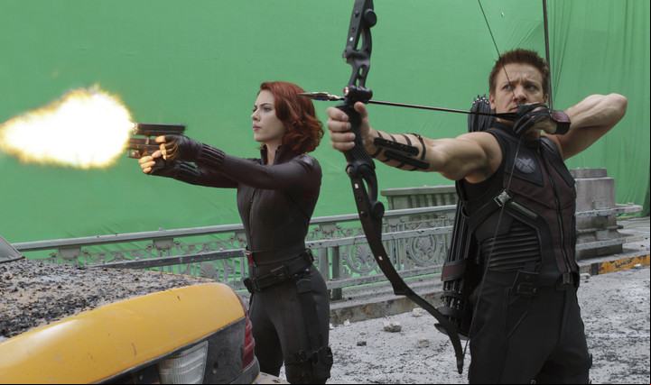 Junto a Scarlett Johansson, con su clásico arco en el papel de Ojo de Halcón. (AP)