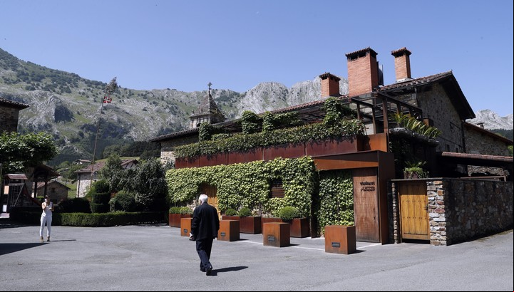 El restaurante está ubicado en el pequeño pueblo vasco de Atxondo, en un entorno natural que también es parte de la experiencia gastronómica. Foto: EFE/Luis Tejido.